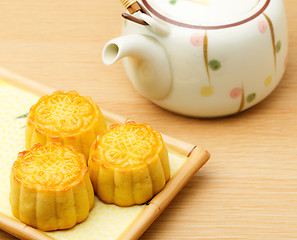 Image showing Mooncake and teapot