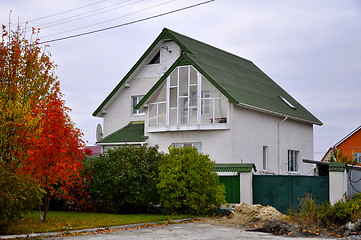 Image showing White cottage with a green roof