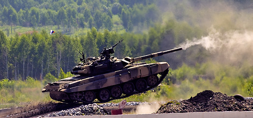 Image showing Shooting tank T-90