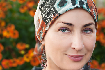 Image showing Portrait of fine woman looking up.