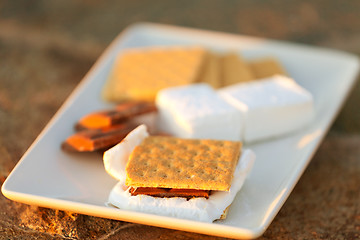 Image showing smores and its ingredients