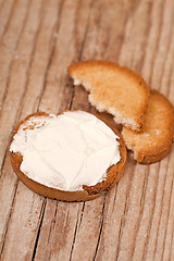 Image showing snack crackers with cream cheese 