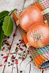 Image showing fresh onions, peppercorns and bay leaves 