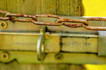 Image showing rusty chain with lock