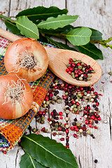 Image showing fresh onions, peppercorns and bay leaves