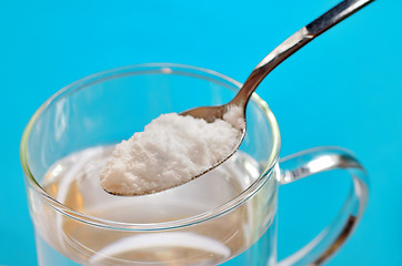 Image showing Spoon of baking soda over glass of water