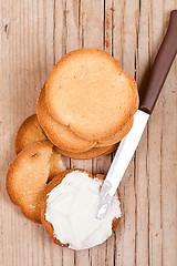 Image showing snack crackers with cream cheese 