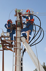 Image showing Electricians troubleshoot on power lines