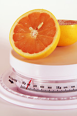 Image showing grapefruit on a scale