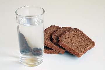 Image showing bread and water