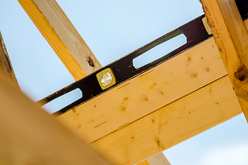 Image showing Orientation of a bar with a spirit level when installing wood st