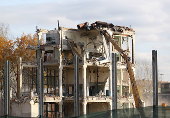 Image showing The car breaks down building