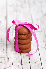 Image showing chocolate cookies tied with pink ribbon