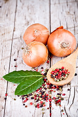 Image showing fresh onions, bay leaves and peppercorns 