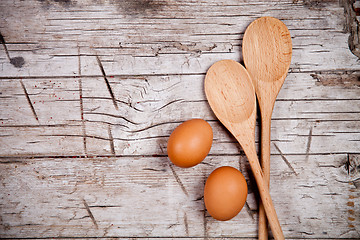 Image showing spoons and brown eggs 