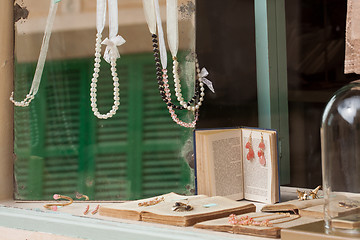 Image showing beautiful romantic jewelry accessory decorative in shop window