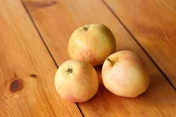 Image showing Ripe apples on a wooden table