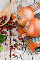 Image showing fresh onions, peppercorns and bay leaves