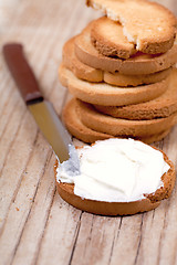 Image showing snack crackers with cream cheese and knife 