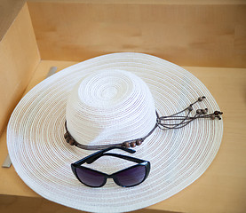 Image showing Large beach hat and glasses from the sun