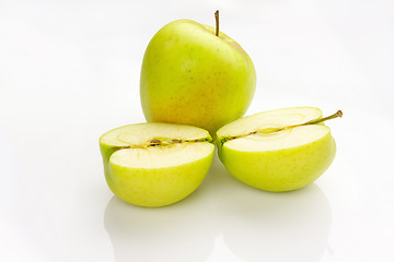 Image showing whole and sliced ??apple with reflection