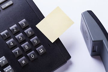 Image showing memo post it message on telefone in office 