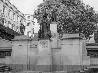 Image showing George and Elizabeth monument London