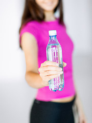 Image showing sporty woman with bottle of water