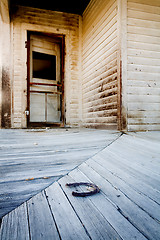 Image showing porch with horse shoe