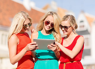 Image showing beautiful girls toursits looking into tablet pc