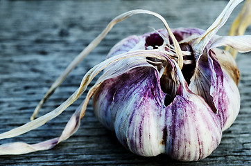 Image showing two heads of garlic 