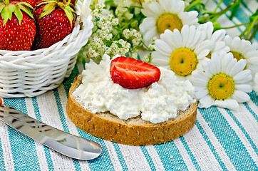 Image showing Bread with curd cream and strawberries on a green napkin