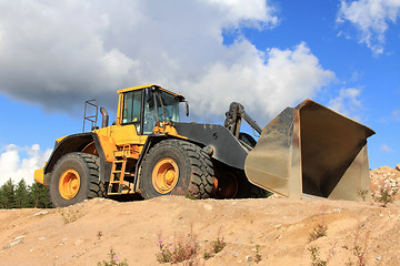 Image showing Volvo 220F Wheel Loader