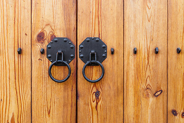 Image showing Metallic door knob with wooden door