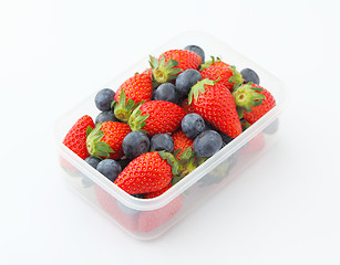 Image showing Strawberry and blueberry mix in lunch box 