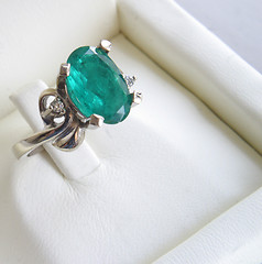Image showing green emerald ring