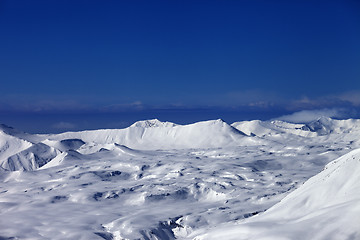 Image showing Snowy plateau and off-piste slope at sun day