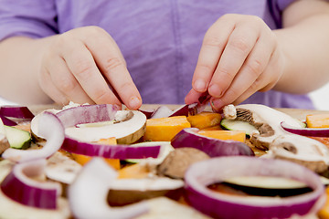 Image showing small hands preparing pizza