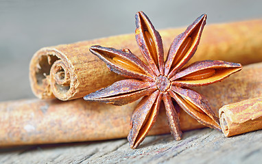 Image showing anise star and cinnamon sticks, on wooden table