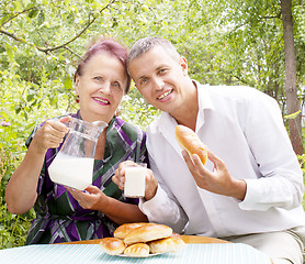 Image showing The happy family eats