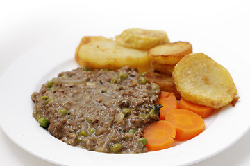 Image showing Mince and peas with carrot and saute potatoes