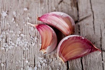 Image showing fresh garlic slices and sea salt 