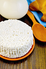 Image showing Curd with milk and a bagel on a board