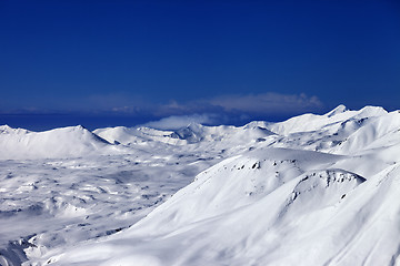 Image showing Off-piste slope and snowy plateau at nice day