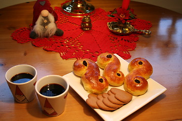 Image showing Lusse cats and gingerbread