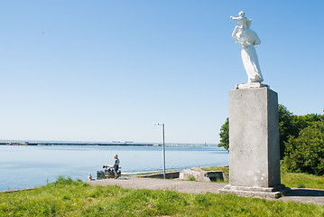 Image showing sculpture of the woman with the child, Baltysk