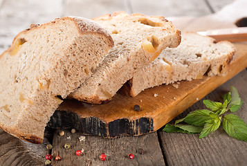 Image showing Sliced ??bread on cutting board