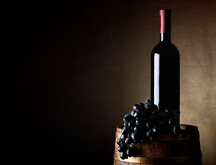 Image showing Wine and grape on a barrel