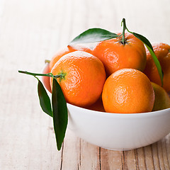 Image showing tangerines with leaves in bowl