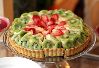 Image showing Fruit cake with strawberries and kiwi